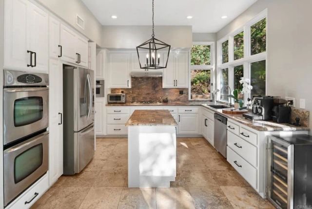 9606 Claiborne Square, La Jolla, CA 92037