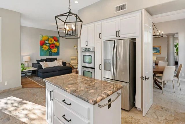 9606 Claiborne Square, La Jolla, CA 92037