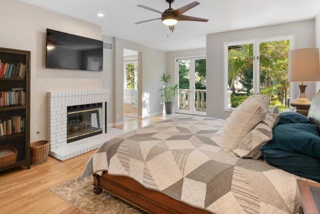 9606 Claiborne Square, La Jolla, CA 92037
