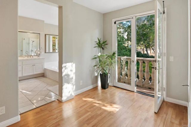 9606 Claiborne Square, La Jolla, CA 92037