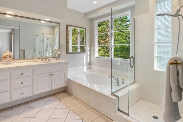 9606 Claiborne Square, La Jolla, CA 92037