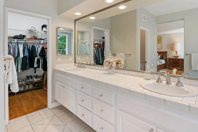 9606 Claiborne Square, La Jolla, CA 92037