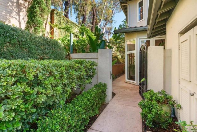 9606 Claiborne Square, La Jolla, CA 92037