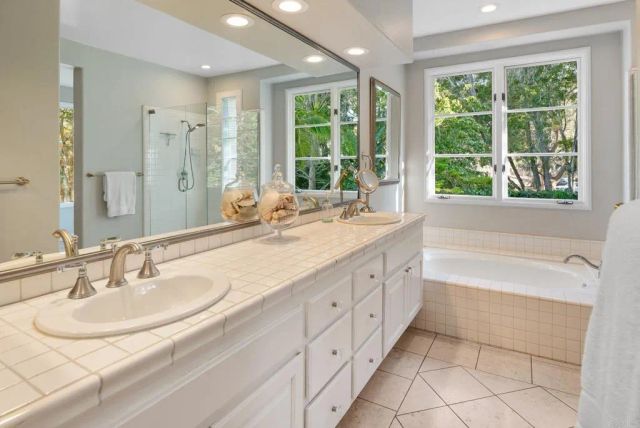 9606 Claiborne Square, La Jolla, CA 92037