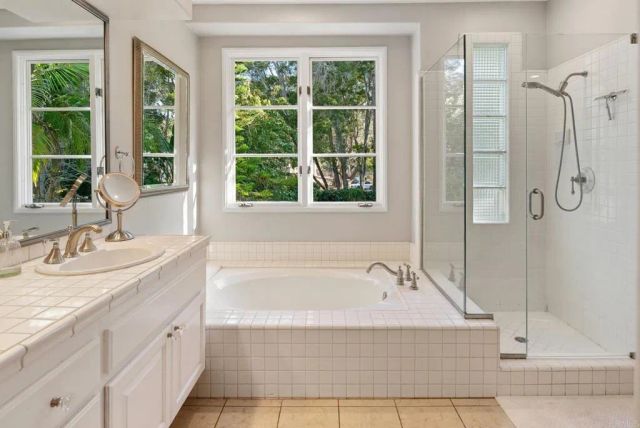 9606 Claiborne Square, La Jolla, CA 92037