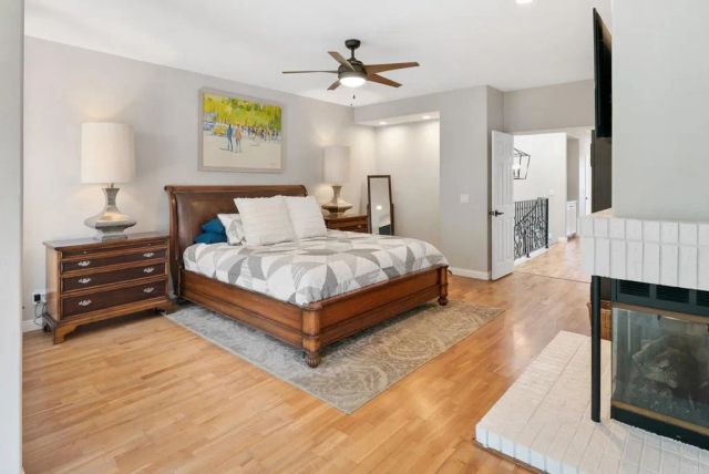 9606 Claiborne Square, La Jolla, CA 92037