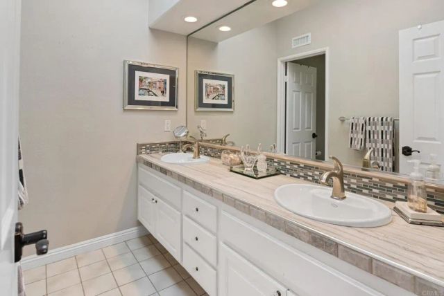 9606 Claiborne Square, La Jolla, CA 92037