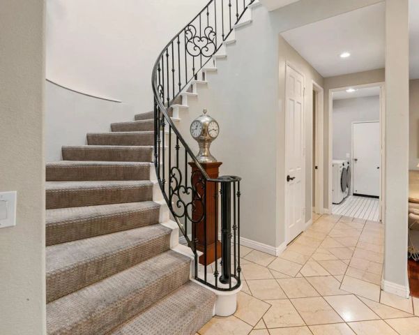 9606 Claiborne Square, La Jolla, CA 92037