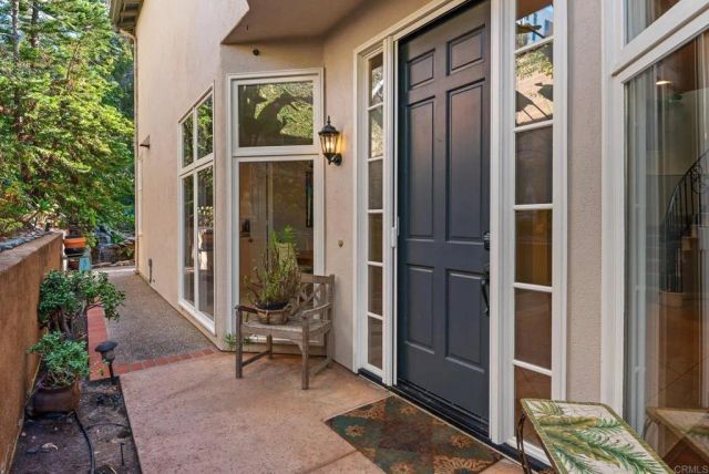 9606 Claiborne Square, La Jolla, CA 92037