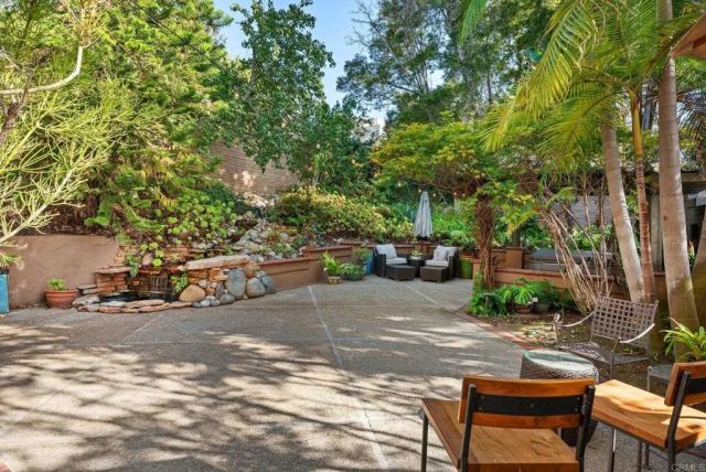 9606 Claiborne Square, La Jolla, CA 92037