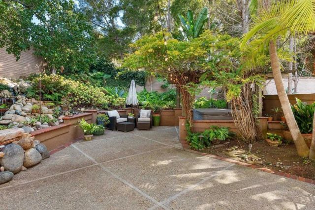 9606 Claiborne Square, La Jolla, CA 92037