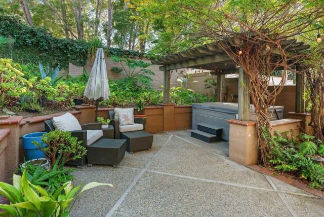 9606 Claiborne Square, La Jolla, CA 92037