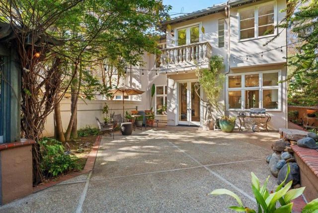 9606 Claiborne Square, La Jolla, CA 92037