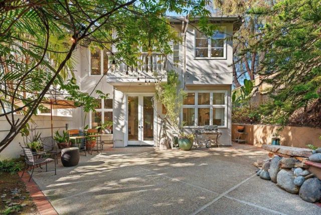 9606 Claiborne Square, La Jolla, CA 92037