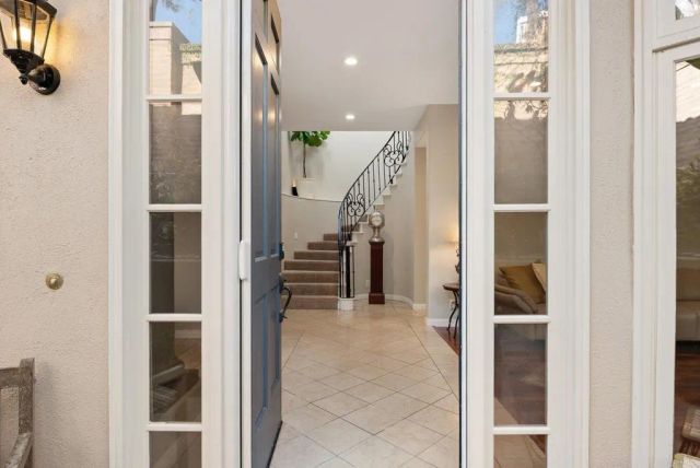 9606 Claiborne Square, La Jolla, CA 92037