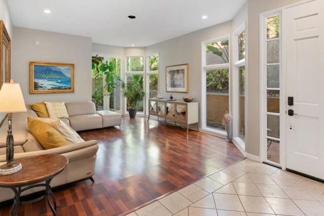 9606 Claiborne Square, La Jolla, CA 92037