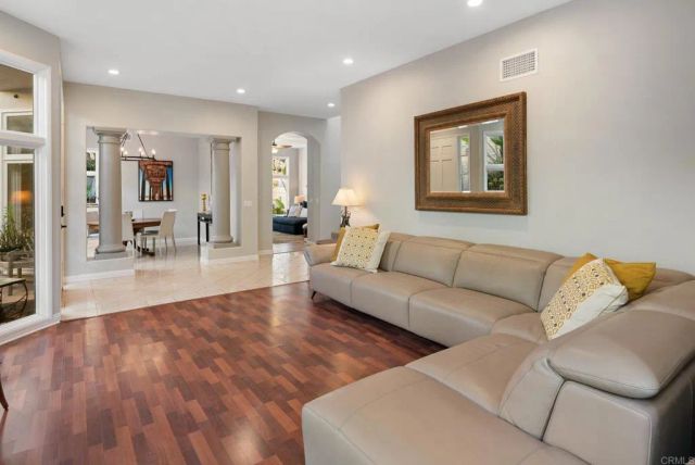 9606 Claiborne Square, La Jolla, CA 92037