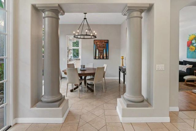 9606 Claiborne Square, La Jolla, CA 92037