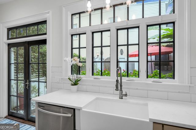 216 W Gaston Street, Savannah, GA 31401