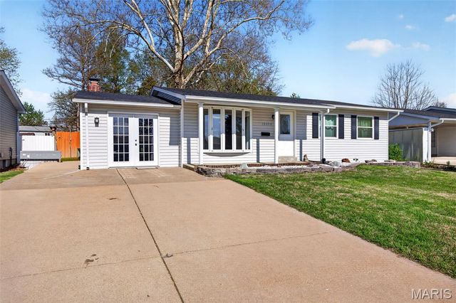 12030 Bennington Place, Maryland Heights, MO 63043