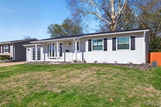 12030 Bennington Place, Maryland Heights, MO 63043