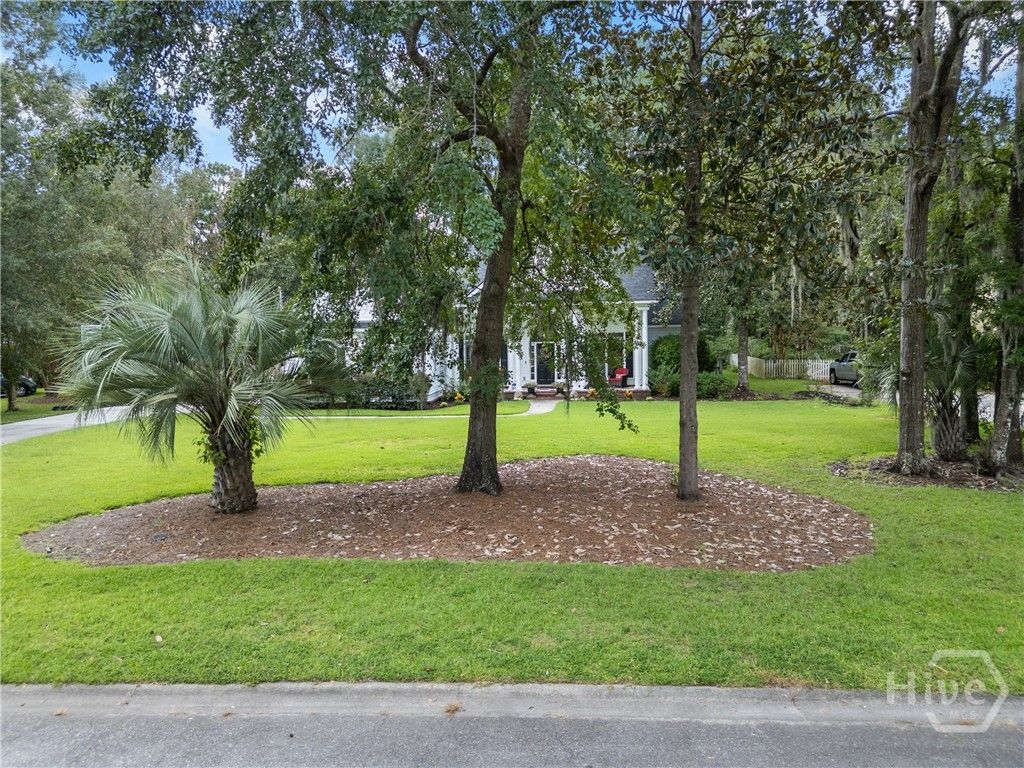 Image 5 of property listing at 47 Myrtlewood Drive, Savannah, GA 31405