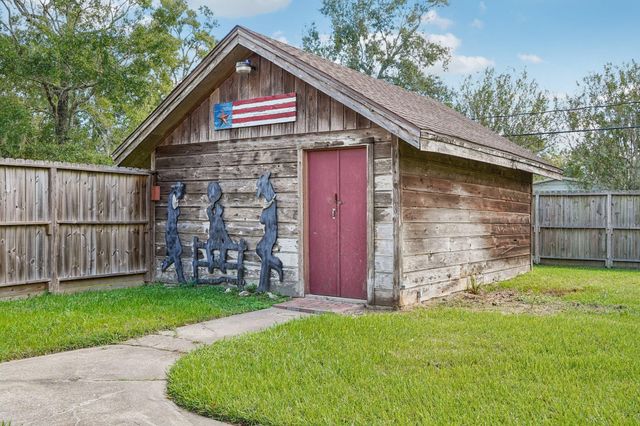 223 County Road 193, Alvin, TX 77511