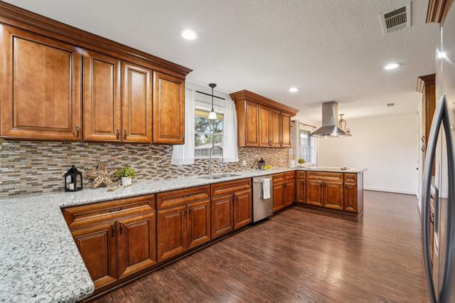 223 County Road 193, Alvin, TX 77511
