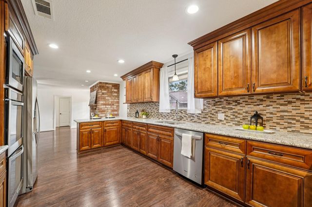 223 County Road 193, Alvin, TX 77511