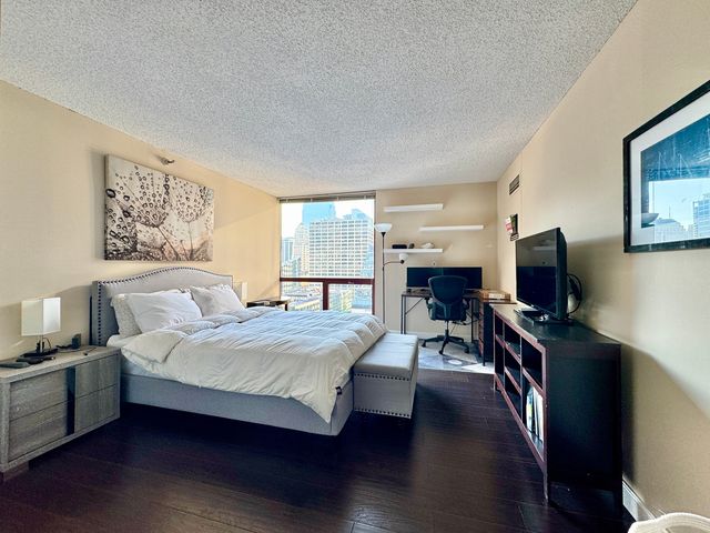 200 N DEARBORN Street 3207, Chicago, IL 60601