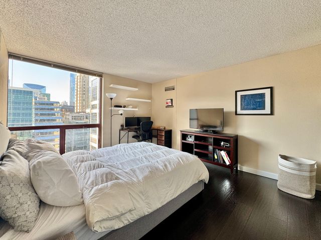 200 N DEARBORN Street 3207, Chicago, IL 60601