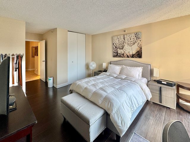 200 N DEARBORN Street 3207, Chicago, IL 60601