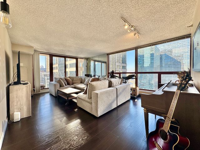 200 N DEARBORN Street 3207, Chicago, IL 60601