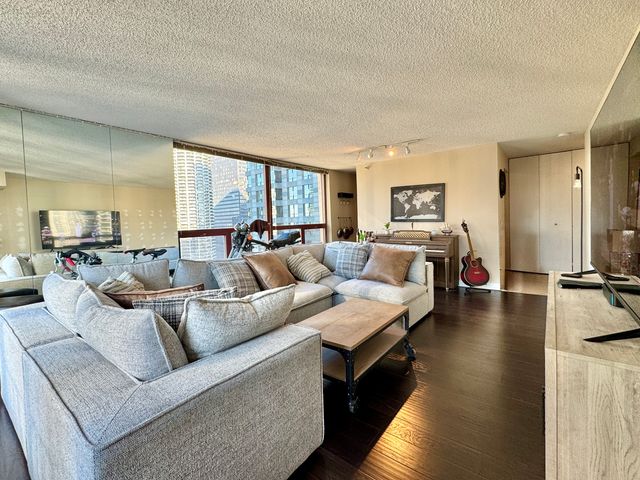 200 N DEARBORN Street 3207, Chicago, IL 60601