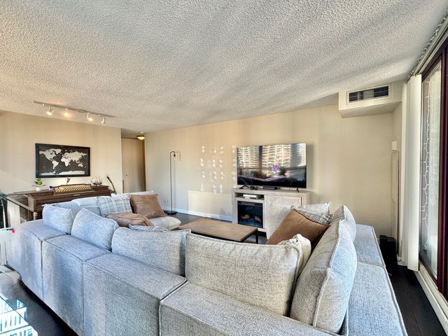 200 N DEARBORN Street 3207, Chicago, IL 60601