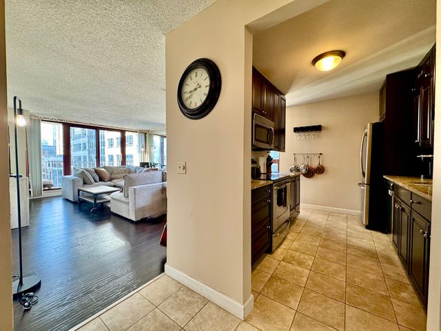 200 N DEARBORN Street 3207, Chicago, IL 60601