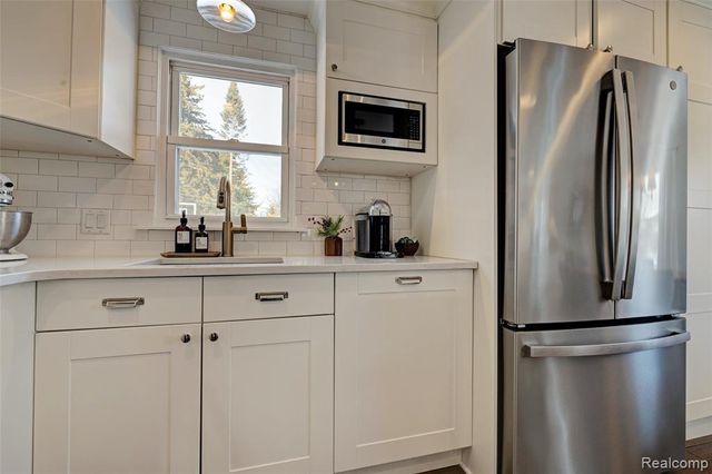 4404 Pinedale Avenue, Clarkston, MI 48346