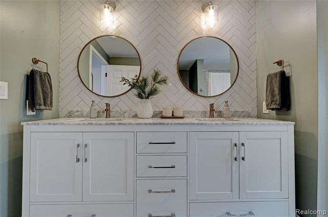 4404 Pinedale Avenue, Clarkston, MI 48346