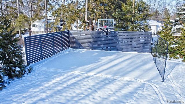 4404 Pinedale Avenue, Clarkston, MI 48346