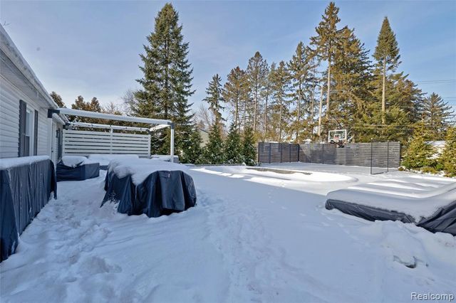 4404 Pinedale Avenue, Clarkston, MI 48346