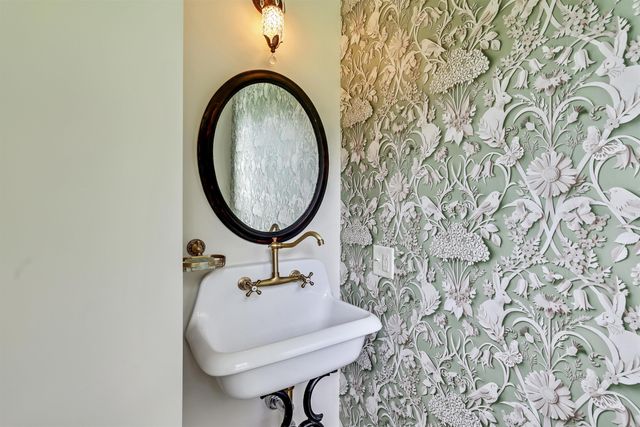 130 Lands End Road, Derby, VT 05829