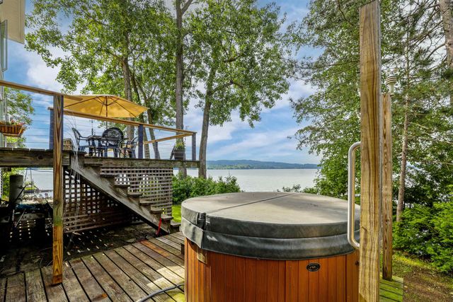 130 Lands End Road, Derby, VT 05829