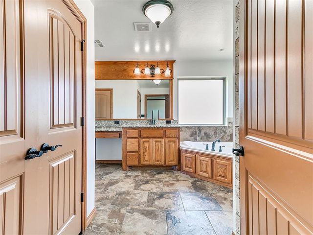 2801 S Peebly Road, Choctaw, OK 73020