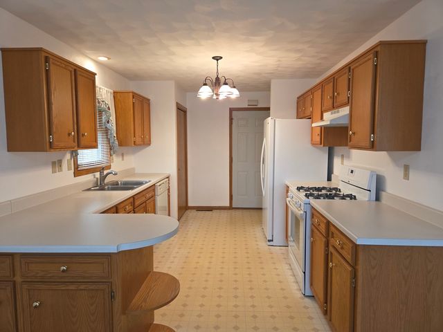 5836 LONGEST Drive, South Beloit, IL 61080