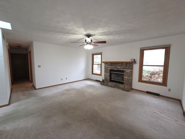 5836 LONGEST Drive, South Beloit, IL 61080