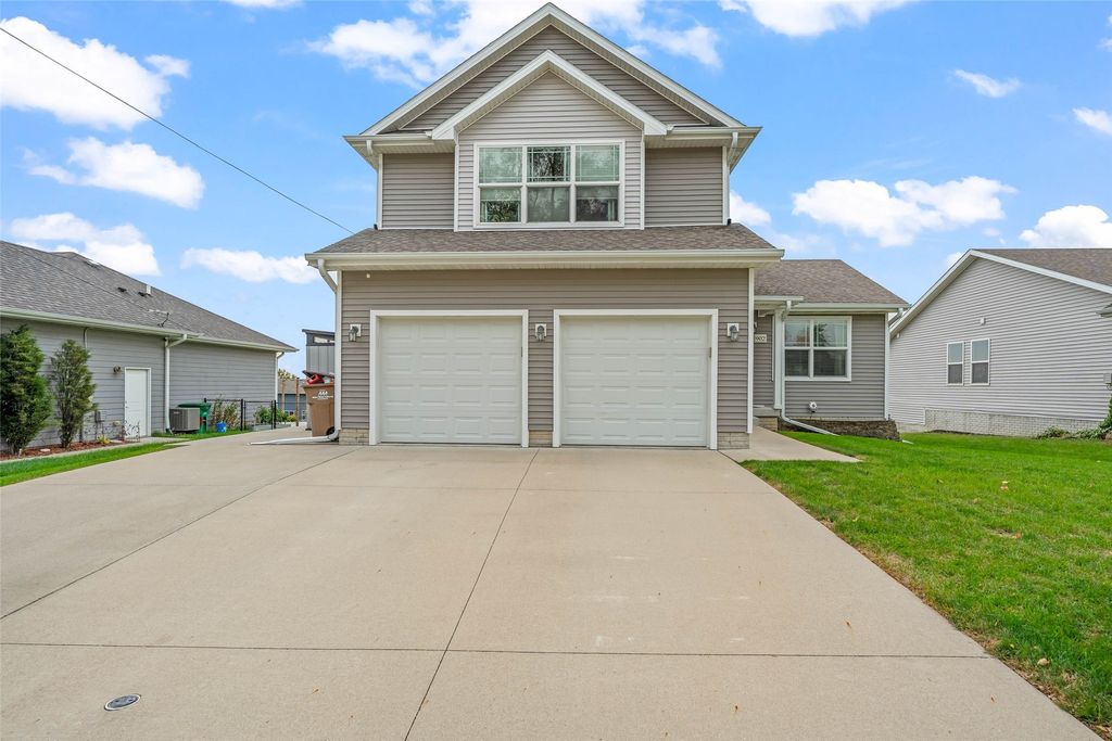 902 School Avenue, Norwalk, IA 50211