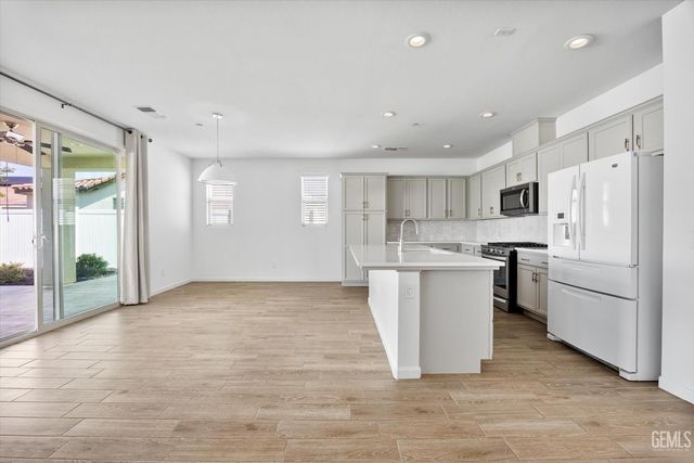 1715 Bixshire Drive, Bakersfield, CA 93311