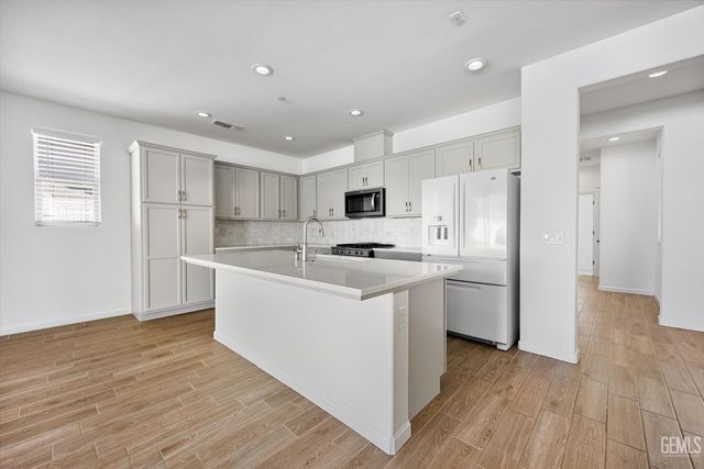 1715 Bixshire Drive, Bakersfield, CA 93311