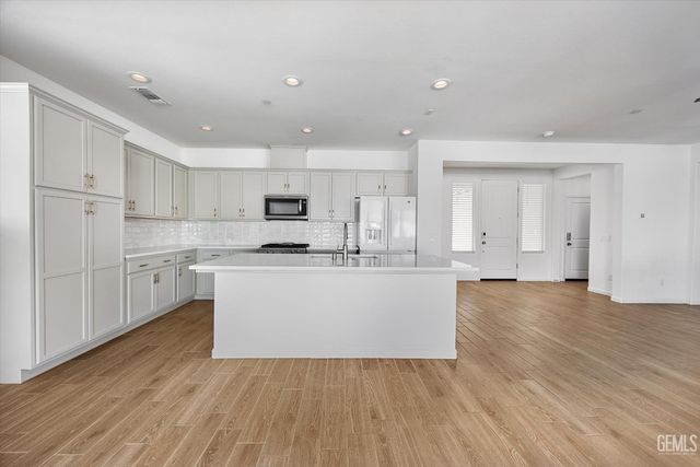 1715 Bixshire Drive, Bakersfield, CA 93311