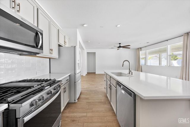 1715 Bixshire Drive, Bakersfield, CA 93311